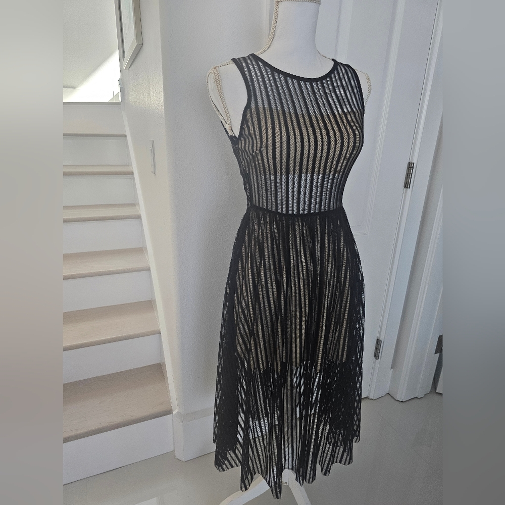 Chic Black Sleeveless Midi Sheath Dress for Night Out with Crew Neck